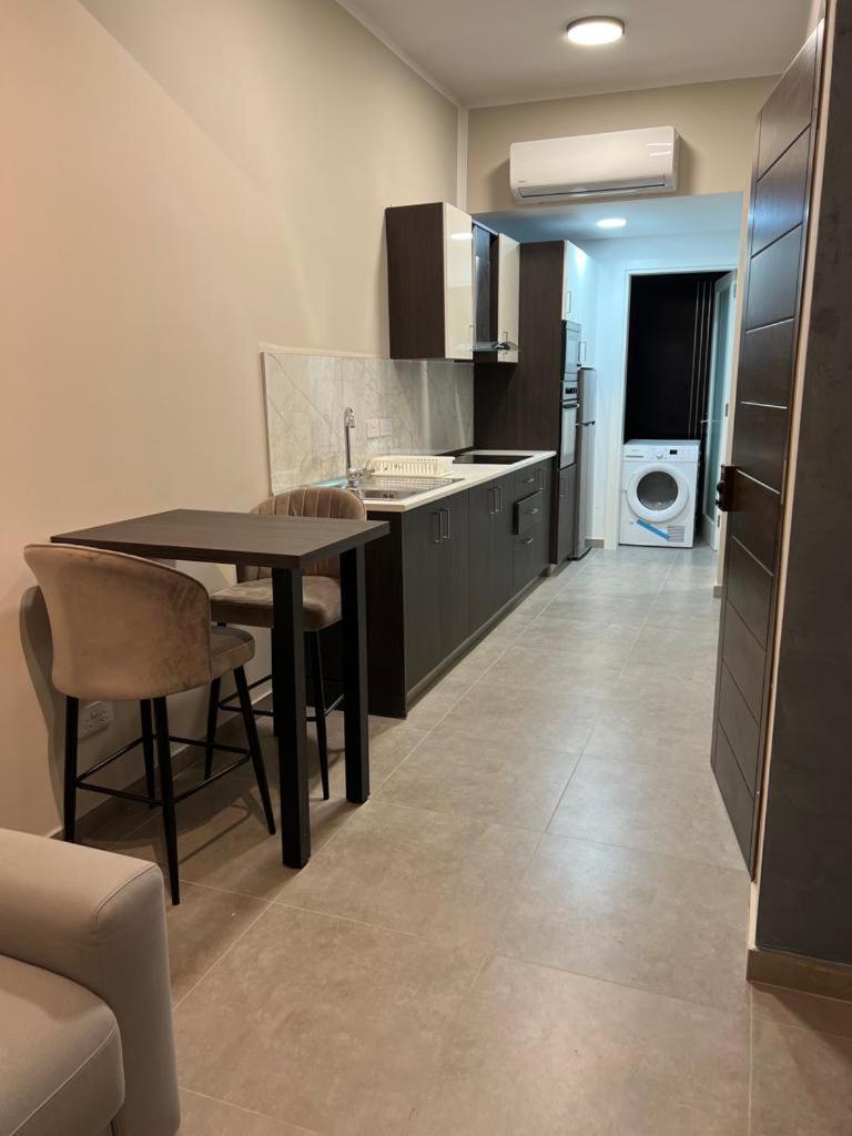 Stresa Court Apartments Saint Julian's ภายนอก รูปภาพ